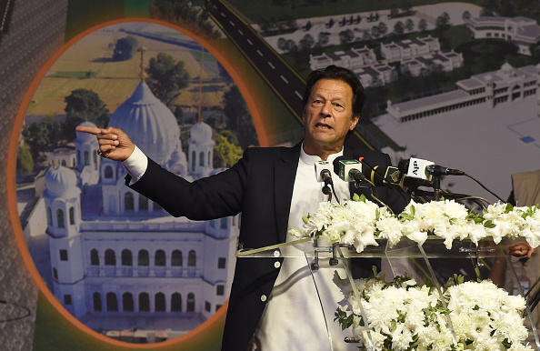 -Le Premier ministre pakistanais, Imran Khan a regretté ces attaquent disant : « De telles tentatives, particulièrement au Baloutchistan, constituent des efforts pour saboter nos projets économiques et notre prospérité ». Photo par ARIF ALI / AFP / Getty Images.