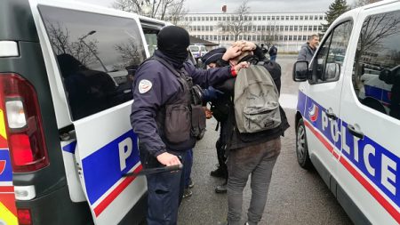 Affaire des lycéens de Mantes-la-Jolie : une première enquête dédouane les policiers