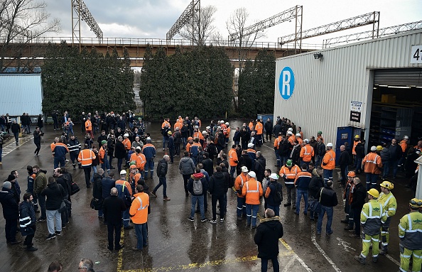 -Une vue générale des travailleurs devant l'usine sidérurgique d’Ascoval de Saint-Saulve, près de Valenciennes, dans le nord de la France, après que le tribunal de grande instance de Strasbourg (est) "arrête le plan de cession" à la société Olympus Steel, maison-mère de British Steel, a indiqué le greffe du tribunal. Photo de FRANCOIS LO PRESTI / AFP / Getty Images.