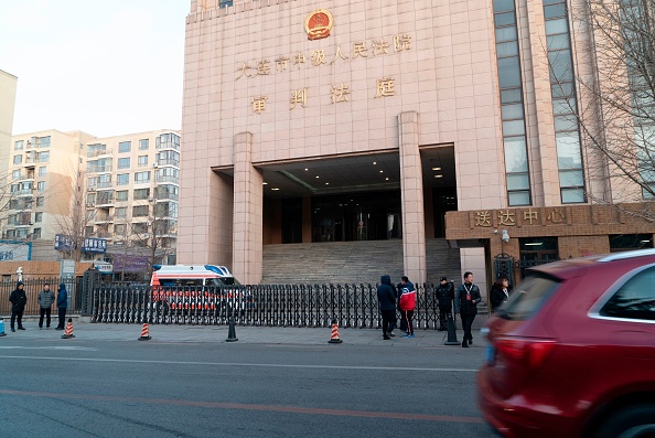 -Cette photo prise le 14 janvier 2019 montre le tribunal populaire intermédiaire de Dalian devant le nouveau procès du canadien Robert Lloyd Schellenberg, accusé de trafic de drogue. La décision d'un tribunal chinois d'imposer la peine de mort à un contrebandier canadien reconnu coupable de drogue a intensifié le conflit diplomatique qui, selon les experts, est tombé dans le gouffre de la "politique des otages". Photo par ELIZABETH LAW / AFP / Getty Images.