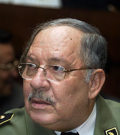 -Portrait du général-major Gaïd Salah, commandant des forces terrestres algériennes, pris le 04 novembre 2004 à Alger. Photo HOCINE ZAOURAR/AFP/Getty Images.