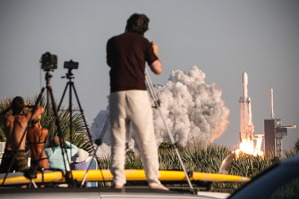 -Illustration- La fusée Falcon 9 de la société créée par Elon Musk doit décoller de Cap Canaveral Vendredi en raison des vents. Photo GREGG NEWTON / AFP / Getty Images.