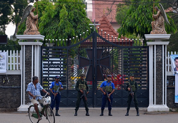 -Des soldats montent la garde près de l'église Saint-Sébastien de Negombo le 28 avril 2019, une semaine après une série d'attentats à la bombe visant des églises et des hôtels de luxe le dimanche de Pâques au Sri Lanka. Le dirigeant catholique du Sri Lanka a condamné les attaques de Pâques comme "une insulte à l'humanité". Photo par ISHARA S. KODIKARA / AFP / Getty Images.