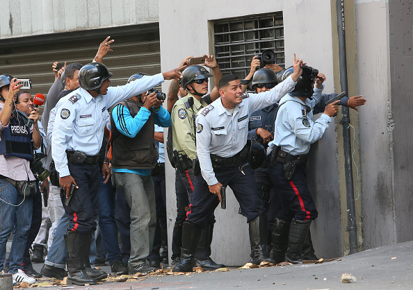 -Le chef de l'opposition vénézuélienne déclare la phase finale du président sortant Maduro
Caracas, Venezuela - 30 avril: Des officiers de police militaire pro-Juan Guaido affrontent des civils armés proclamant le gouvernement qui tentent de se protéger au sein du ministère du Logement de l'avenue Francisco de Miranda le 30 avril 2019 à Caracas, au Venezuela. Le chef de l'opposition vénézuélienne, Juan Guaido, a appelé à un soulèvement militaire contre le gouvernement de Nicolás Maduro lors d'une émission en direct sur les médias sociaux. Il a déclaré être à la base aérienne de La Carlota et a été vu entouré de soldats et du militant de l'opposition Leopoldo Lopez, qui était en résidence surveillée. (Photo par Edilzon Gamez / Getty Images)