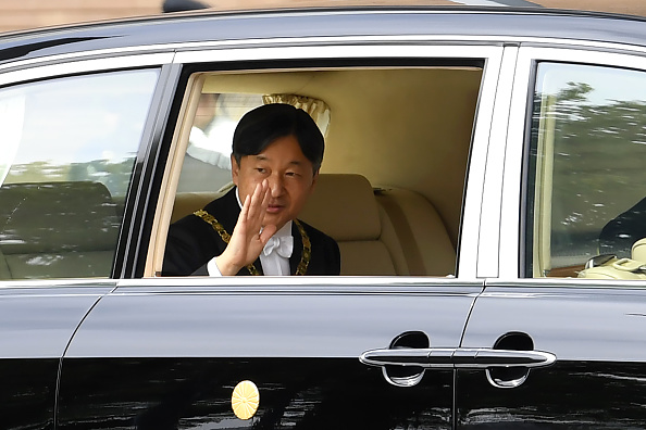 -Le 1 er mai 2019, le nouvel empereur japonais Naruhito fait signe à son arrivée au Palais impérial de Tokyo. Le nouvel empereur du Japon, Naruhito, s'emparera officiellement du trône du chrysanthème le 1er mai, à la suite de l'abdication historique par son père de la plus ancienne monarchie au monde une nouvelle ère impériale. Photo de Toshifumi KITAMURA / AFP / Getty Images.