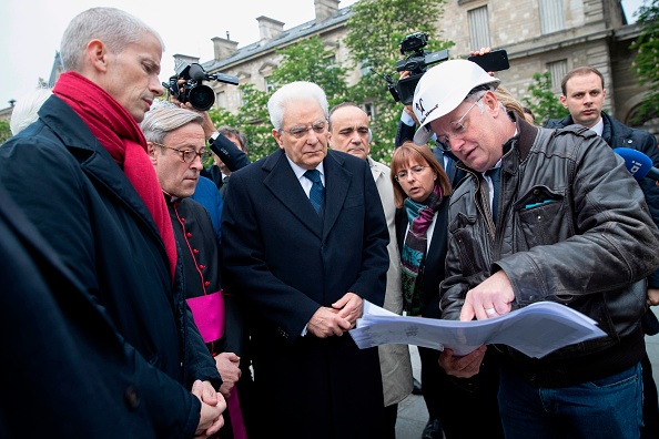 -Le ministre français de la Culture, Franck Riester, le recteur de la cathédrale Notre-Dame, Patrick Chauvet, le président italien, Sergio Mattarella, et le ministre italien de la Culture, Alberto Bonisoli, écoutent l'architecte français des sites historiques, Philippe Villeneuve, lors d'une visite à la cathédrale Notre-Dame de Paris. Le 2 mai 2019. Photo de Thomas SAMSON / AFP / Getty Images.