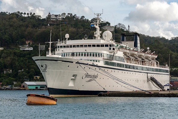 -Le navire de croisière Freewinds appartenant à l'Église de scientologie est amarré en quarantaine au terminal de Point Séraphine à Castries, à Sainte-Lucie, le 2 mai 2019, après la découverte d'un cas de rougeole à bord, le bateau a été mis en quarantaine à Sainte-Lucie pendant deux jours. Photo de Kirk Elliott / AFP / Getty Images.