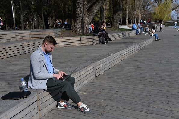 -L'architecte Jezi Stankevic de l'Institut Strelka de Moscou travaille dans le parc de la digue rénovée de la Vézelka dans la ville russe de Belgorod, à environ 700 km au sud de Moscou, le 10 avril 2019. L’idée de créer des espaces publics agréables n’a peut-être pas l'air révolutionnaire, mais elle ne fait que prendre racine dans des villes à la planification soviétique telles que Belgorod, située à quelque 600 km au sud de Moscou. Photo de Vasily MAXIMOV / AFP / Getty Images.