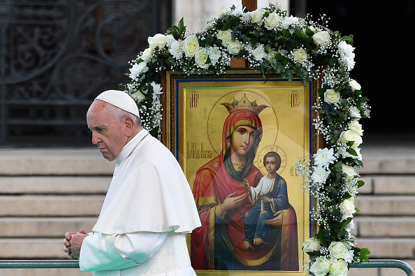 -Le 5 mai 2019, le pape François se trouve à côté d'une icône de la Vierge Marie, dirige la prière de Regina Coeli sur la place Saint Alexandre Nevski, dans la capitale bulgare, Sofia. Le pape François est arrivé en Bulgarie, petite communauté catholique, mais la principale église orthodoxe a rejeté l’idée de tenir des prières communes avec le pontife. Photo de Andreas SOLARO / AFP / Getty Images.