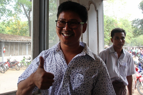 -Le journaliste de l'agence Reuters Wa Lone fait des gestes à côté de son collègue Kyaw Soe Oo après avoir été libéré de la prison d'Insein, grâce à une amnistie présidentielle à Yangon le 7 mai 2019. Photo de - / AFP / Getty Images.