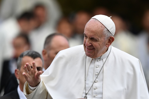 -Illustration-Pour le pape argentin, il est donc "moralement licite de renoncer à des soins thérapeutiques ou à les arrêter, lorsque leur usage n’est pas en adéquation avec les standards éthiques et humanistes ». Photo DIMITAR DILKOFF / AFP / Getty Images.