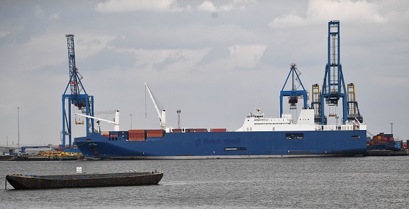 -On voit le cargo Bahri Yanbu amarré aux docks de Tilbury dans le port de Tilbury, dans le Kent, à l'est de Londres, le 7 mai 2019. Des parlementaires français ont appelé le gouvernement français à clarifier le fait qu’une cargaison doit être chargée sur le cargo saoudien dans le port français du Havre au sujet de l'utilisation présumée d'armes fabriquées en France pour l'Arabie saoudite dans le conflit au Yémen. Photo de Ben STANSALL / AFP / Getty Images.