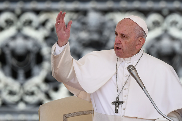 -Selon le pape au lieu de proposer l'avortement thérapeutique, il faut créer des "réseaux d'amour" pour éviter que la peur de la maladie et de la souffrance ne condamne les familles à la solitude. Photo FILIPPO MONTEFORTE / AFP / Getty Images.