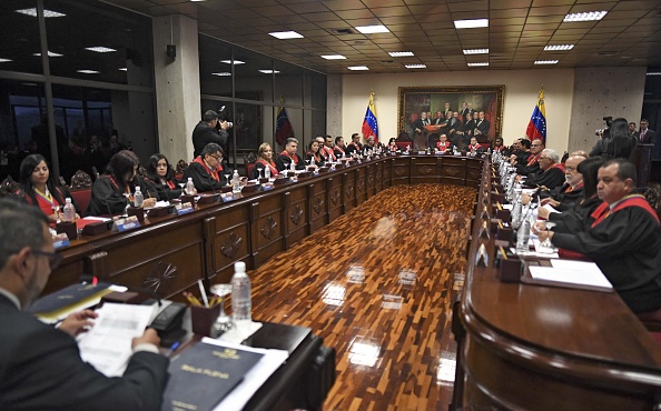 -Le Venezuela va poursuivre les sept députés qui ont soutenu le soulèvement manqué de la semaine dernière orchestré par le chef de l'opposition Juan Guaido, a annoncé mardi la Cour suprême du pays, le 8 mai 2019. Photo de YURI CORTEZ / AFP / Getty Images.