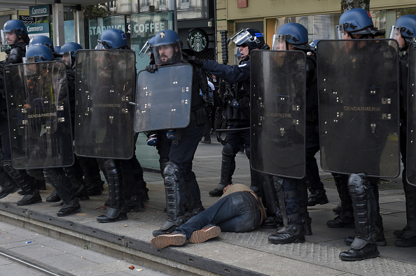 "Gilets jaunes ", 11 mai 2019 à Nantes. Un manifestant blessé par un fusil LBD est allongé au sol à côté des policiers.    (Photo : SEBASTIEN SALOM-GOMIS/AFP/Getty Images)