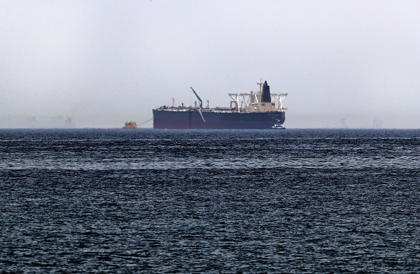 -Une photo prise le 13 mai 2019 montre le pétrolier Amjad, l'un des deux pétroliers saoudiens qui auraient été endommagés lors de mystérieuses "attaques de sabotage", au large de la côte de l'émirat du Golfe Fujairah. L'Arabie Saoudite a déclaré que deux de ses pétroliers avaient été endommagés dans le Golfe, alors que la tension montait dans une région déjà secouée par le conflit entre les Etats-Unis et l'Iran. Photo de KARIM SAHIB / AFP / Getty Images.