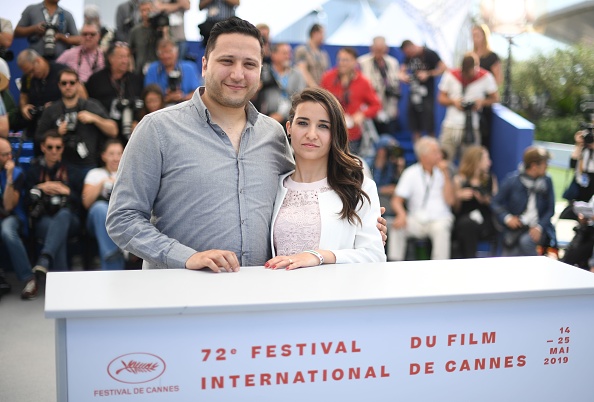 -L'acteur syrien Hamza al-Kateab et le réalisateur et producteur syrien Waad al-Kateab posent lors du photocall du film "For Sama" à la 72ème édition du Festival de Cannes à Cannes le 16 mai 2019. Photo de LOIC VENANCE / AFP / Getty Images.