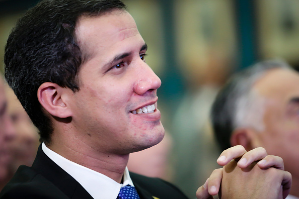 Le leader de l'opposition vénézuélienne Juan Guaidó, reconnu par de nombreux membres de la communauté internationale comme le dirigeant légitime du pays par intérim, lors d'une conférence de presse  le 16 mai 2019 à Caracas, au Venezuela. (Photo : Eva Marie Uzcategui / Getty Images)