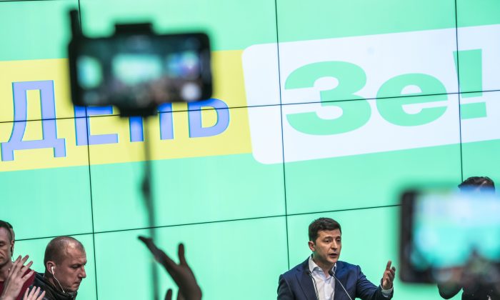 Le candidat à la présidence ukrainien Volodymyr Zelenskiy s'entretient avec des journalistes à son siège le jour de l'élection, après la fermeture des bureaux de vote à Kiev, Ukraine, le 21 avril 2019. (Brendan Hoffman/Getty Images)

