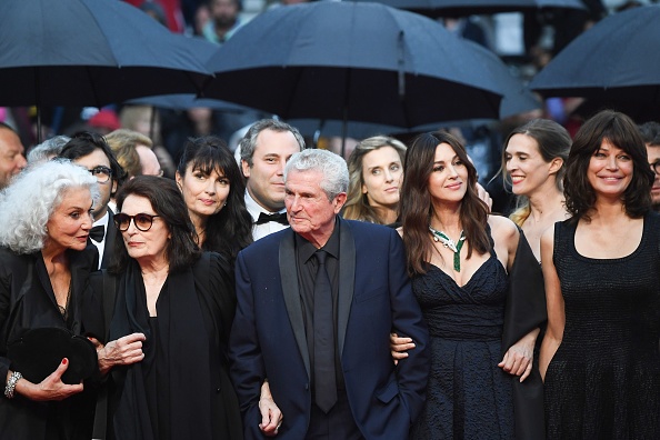 -Nous voyons sur la photo  les actrices françaises Martine Lelouch, Anouk Aimée, la scénariste française Valérie Perrin (à l'arrière), du réalisateur Claude Lelouch, de l'actrice italienne Monica Bellucci et de l'actrice française Marianne Denicourt lors de la projection du film "Les meilleures années d'une vie. Le 18 mai 2019. Photo de LOIC VENANCE / AFP / Getty Images.