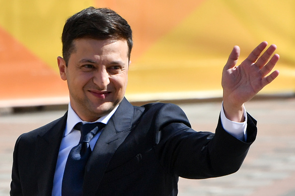 -Le président ukrainien Volodymyr Zelensky se promène avant sa cérémonie d'inauguration à Kiev le 20 mai 2019. Photo de Sergei SUPINSKY / AFP / Getty Images.