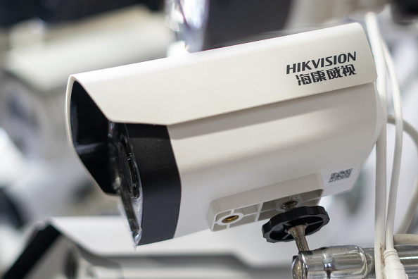 -Photo de caméras Hikvision dans un centre commercial électronique à Pékin le 24 mai 2019. Les actions de deux des plus grandes sociétés de surveillance chinoises ont plongé le 22 mai à la suite d'informations selon lesquelles Washington envisage de leur interdire l'achat de composants américains. Photo de FRED DUFOUR / AFP / Getty Images.