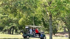 Trump au golf avec le Premier ministre Japonais avant le sumo et la diplomatie