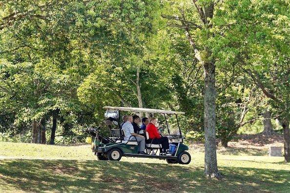 -Le Premier ministre d'apan, Shinzo Abe, conduit une voiturette de golf. Le président américain Donald Trump est assis à côté de lui avant de jouer au golf au Mobara Country Club de Chiba le 26 mai 2019. Photo de Kimimasa MAYAMA / POOL / AFP / Getty Images.