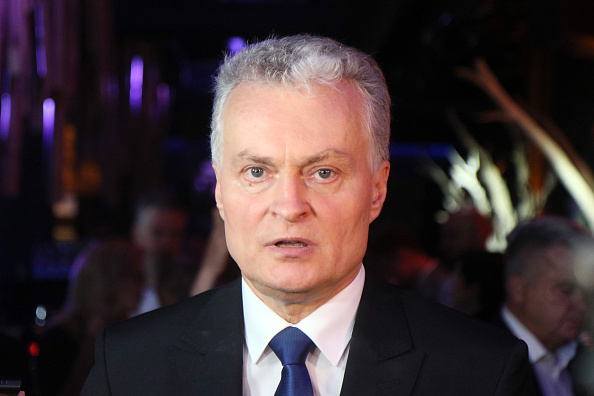 -Le candidat à la présidence lituanienne, l'économiste Gitanas Nauseda, s'est confié devant la presse après avoir remporté les élections du 26 mai 2019 à Vilnius, en Lituanie. Photo de Petras Malukas / AFP / Getty Images.