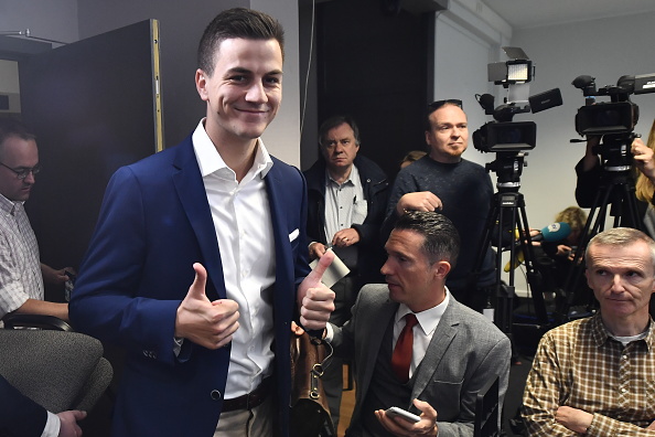 -Le membre fondateur de Schild en Vrienden, Dries Van Langenhove, arrive pour une conférence de presse du parti d'extrême droite flamand Vlaams Belang, le lundi 27 mai 2019 à Bruxelles, après les élections régionales, fédérales et européennes d'hier. Photo DIRK WAEM / AFP / Getty Images.