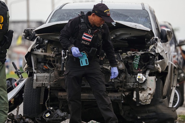 -Un policier inspecte le site d'une explosion à la bombe d'une moto dans un marché aux puces dans la province de Pattani, dans le sud de la Thaïlande, le 27 mai 2019. Photo de TUWAEDANIYA MERINGING / AFP/ Getty Images.