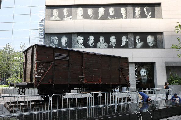 -Un wagon utilisé pour la déportation de juifs à Auschwitz repose en dehors de la nouvelle exposition du Musée du patrimoine juif intitulée « Auschwitz ». « Il n'y a pas si longtemps. Pas très loin ». Le 02 mai 2019 à New York. L'exposition, qui ouvrira à l'anniversaire de la capitulation de l'Allemagne nazie en 1945 lors de la Seconde Guerre mondiale, présente plus de 600 objets originaux retraçant l'histoire du mouvement nazi et du tristement célèbre camp de la mort d'Auschwitz. Photo by Spencer Platt/Getty Images.