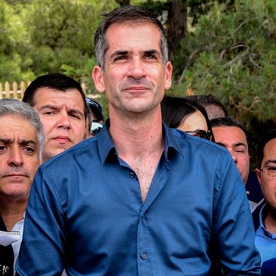 -Le portrait du candidat à la mairie d'Athènes, Costas Bakoyannis, est photographié le 26 mai 2019 à Athènes. Près de 20 ans après que Dora Bakoyannis soit devenue la première femme maire d’Athènes avant les Jeux olympiques de 2004, son fils Costas a tout intérêt à lui succéder à ce poste prestigieux. Photo par Antonis NIKOLOPOULOS / Eurokinissi / AFP / Getty Images.