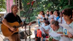 Une chorale redonne un nouveau souffle à des sans-abri de Rio