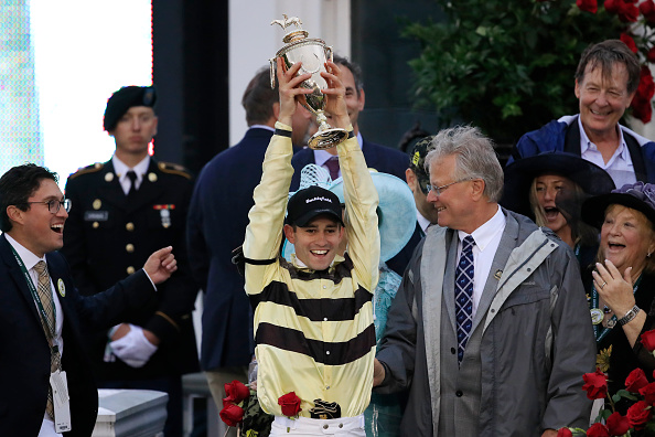 -Le jockey Flavien Prat et l’entraîneur Bill Mott de la Country House célèbrent, avec le trophée, après avoir remporté la 145e course du Derby du Kentucky à Churchill Downs le 04 mai 2019 à Louisville. Photo par Andy Lyons / Getty Images.