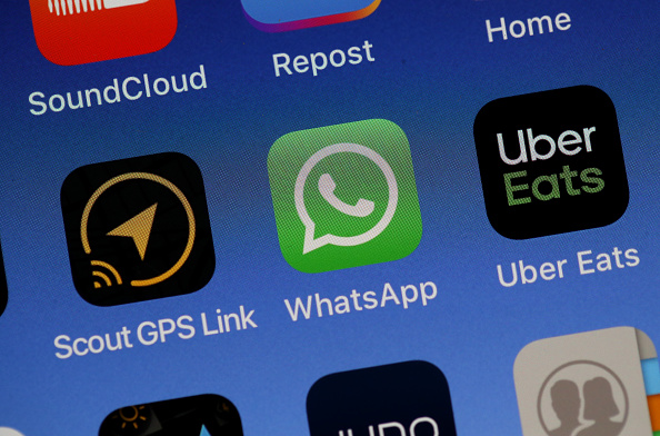 L'application de messagerie appartenant à Facebook WhatsApp a annoncé une brèche dans la cybersécurité qui rend les utilisateurs vulnérables à l'installation de logiciels espions malveillants iPhone et smartphones Android. (Photo Illustration : Justin Sullivan/Getty Images)