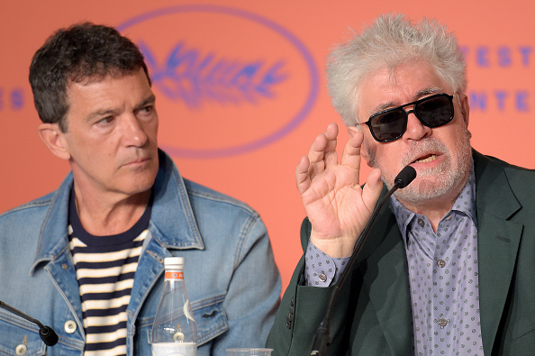 -Antonio Banderas et le réalisateur Pedro Almodovar lors de la conférence de presse "Pain And Glory (Dolor Gloria) / Douleur et Glorie)" lors de la 72e édition du Festival de Cannes le 18 mai. Photo par Antony Jones / Getty Images.