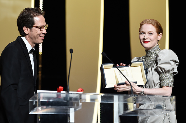 -Emily Beecham reçoit le prix de la meilleure actrice pour son rôle dans "Little Joe" de Reda Kated lors de la cérémonie de clôture du 72e festival de Cannes, organisé le 25 mai 2019. Photo de Pascal Le Segretain / Getty Images.