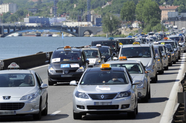 Opérations escargots pour les taxis, ambulanciers, auto-écoles. (Photo : PHILIPPE DESMAZES/AFP/Getty Images)