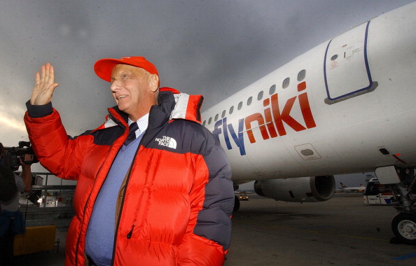 -L'ancien pilote de course Niki Lauda pose devant son nouvel Airbus 320 à l'aéroport international de Vienne le 28 novembre 2003. Photo JOE KLAMAR / AFP / Getty Images.