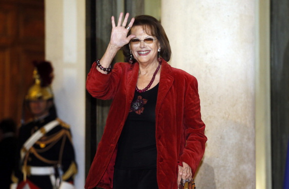 -Illustration- L'actrice italienne Claudia Cardinale arrive au palais de l'Elysée à Paris, avant un dîner d'État dans le cadre d'une visite de deux jours du président italien Giorgio Napolitain, le 21 novembre 2012. Photo PATRICK KOVARIK / AFP / Getty Images.