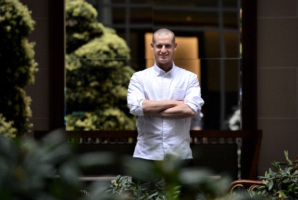 -Yann Couvreur, chef pâtissier nouvellement nommé de l'hôtel de luxe "Prince de Galles", pose pour une photo le 13 mai 2013 à Paris. Le Prince de Galles (Prince de Galles), avenue George V à Paris, rouvrira le 16 mai 2013 sous la marque "Luxury Collection" après deux ans de rénovation. Cet hôtel de luxe, avec 159 chambres, un restaurant et un bar, a été construit en 1928 et fermé depuis février 2011. Il recevra une cinquième étoile pour sa réouverture. Photo FRANCK FIFE / AFP / Getty Images.