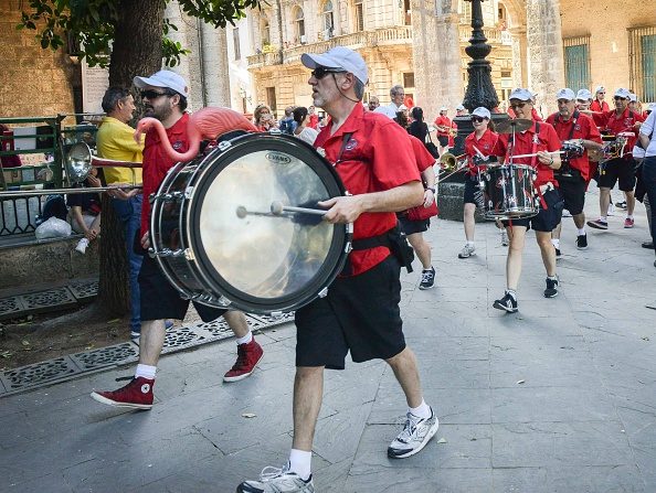 -Le groupe "California Répercussions", originaire de San Francisco aux États-Unis, se rend dans un parc pour se produire avec des musiciens cubains dans la vieille Havane. Photo ADALBERTO ROQUE / AFP / Getty Images.