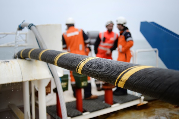 -Exemple de câble sous-marin électrique, il s'enfoncera jusqu'à 3.000 mètres en dessous du niveau de la mer, devrait prendre trois ans. Au cours de sa première phase d'exploitation, le câble aura une capacité de transfert d'énergie de 1.000 MW et plus ensuite. Photo JEAN-SEBASTIEN EVRARD / AFP / Getty Images.