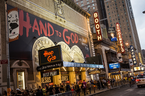 _La saison de Broadway se termine avec une fréquentation record et un nombre de ventes record
New York, New York - 27 mai: Les chapiteaux de jeux de Broadway sont visibles près de Times Square le 27 mai 2015 à New York. Les théâtres de Broadway ont attiré plus de 13 millions de spectateurs - un nouveau record - et ont vendu pour 1,365 milliard de dollars de billets au cours de l'année théâtrale qui s'est terminée dimanche. (Photo par Andrew Burton / Getty Images)