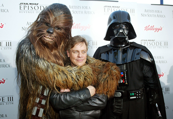 -L'acteur Mark Hamill arrive avec Chewbacca et Dark Vador au "Star Wars Episode III, La vengeance des Sith", qui a eu lieu au Mann Village Theatre le 12 mai 2005 à Westwood en Californie. Photo de Frederick M. Brown / Getty Images.