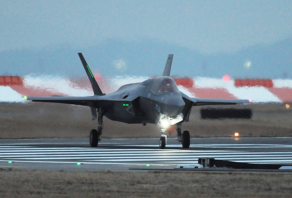 -Illustration- Un avion de chasse furtif américain F-35B en train de rouler au sol après son atterrissage à la base aérienne de la marine américaine à Iwakuni, dans la préfecture de Yamaguch au Japon. Photo JIJI PRESS / AFP / Getty Images.