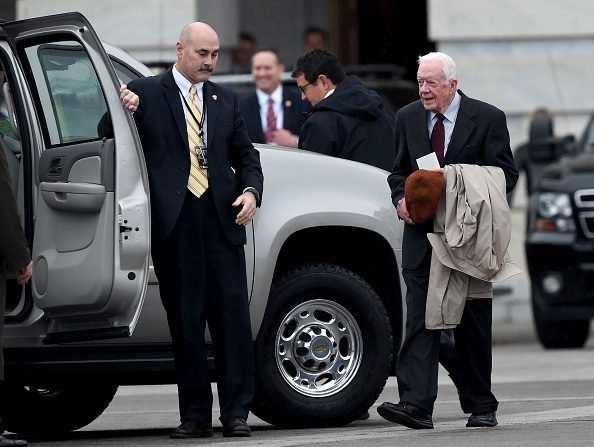 -L'ancien président américain Jimmy Carter quitte le Capitole américain après les cérémonies d'inauguration de Donald Trump le 20 janvier 2017 à Washington, DC. Photo ROBYN BECK / AFP / Getty Images.