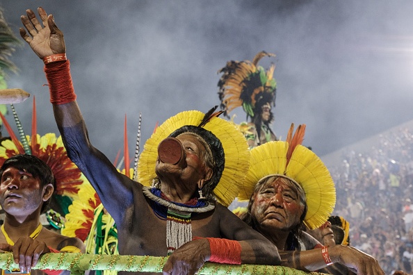 Raoni Metuktire (C), Megaron Txucarramae (R) et d'autres leaders indigènes à Rio de Janeiro, Brésil, février 2017 .     (Photo : YASUYOSHI CHIBA/AFP/Getty Images)