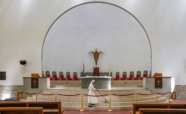 -Une religieuse nettoie la cathédrale de Managua sur le lieu de l’attaque du père Mario Guevara qui était en train d’officier. Photo INTI OCON / AFP / Getty Images.